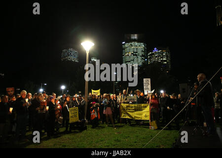 Sydney, Australia. 19 Luglio, 2017. In occasione del quarto anniversario della introduzione di offshore nei centri di detenzione introdotti da allora il Primo Ministro australiano Kevin Rudd, GetUp! Ha organizzato una cena a lume di candela nella veglia a Hyde Park per chiedere la chiusura dell'isola di Manus e Nauru offshore nei centri di detenzione e per quelli detenuti lì per essere portato in Australia. Credito: Richard Milnes/Alamy Live News Foto Stock