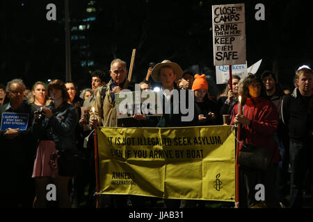 Sydney, Australia. 19 Luglio, 2017. In occasione del quarto anniversario della introduzione di offshore nei centri di detenzione introdotti da allora il Primo Ministro australiano Kevin Rudd, GetUp! Ha organizzato una cena a lume di candela nella veglia a Hyde Park per chiedere la chiusura dell'isola di Manus e Nauru offshore nei centri di detenzione e per quelli detenuti lì per essere portato in Australia. Credito: Richard Milnes/Alamy Live News Foto Stock