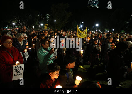 Sydney, Australia. 19 Luglio, 2017. In occasione del quarto anniversario della introduzione di offshore nei centri di detenzione introdotti da allora il Primo Ministro australiano Kevin Rudd, GetUp! Ha organizzato una cena a lume di candela nella veglia a Hyde Park per chiedere la chiusura dell'isola di Manus e Nauru offshore nei centri di detenzione e per quelli detenuti lì per essere portato in Australia. Credito: Richard Milnes/Alamy Live News Foto Stock