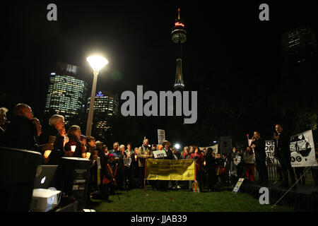 Sydney, Australia. 19 Luglio, 2017. In occasione del quarto anniversario della introduzione di offshore nei centri di detenzione introdotti da allora il Primo Ministro australiano Kevin Rudd, GetUp! Ha organizzato una cena a lume di candela nella veglia a Hyde Park per chiedere la chiusura dell'isola di Manus e Nauru offshore nei centri di detenzione e per quelli detenuti lì per essere portato in Australia. Credito: Richard Milnes/Alamy Live News Foto Stock