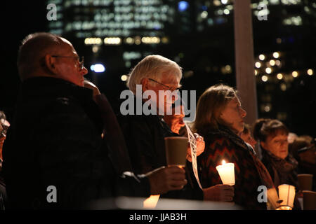 Sydney, Australia. 19 Luglio, 2017. In occasione del quarto anniversario della introduzione di offshore nei centri di detenzione introdotti da allora il Primo Ministro australiano Kevin Rudd, GetUp! Ha organizzato una cena a lume di candela nella veglia a Hyde Park per chiedere la chiusura dell'isola di Manus e Nauru offshore nei centri di detenzione e per quelli detenuti lì per essere portato in Australia. Credito: Richard Milnes/Alamy Live News Foto Stock