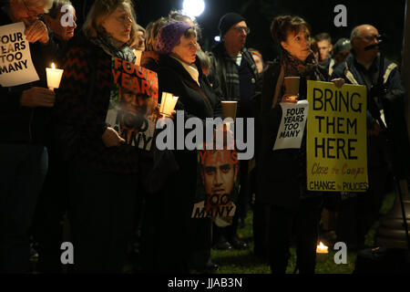 Sydney, Australia. 19 Luglio, 2017. In occasione del quarto anniversario della introduzione di offshore nei centri di detenzione introdotti da allora il Primo Ministro australiano Kevin Rudd, GetUp! Ha organizzato una cena a lume di candela nella veglia a Hyde Park per chiedere la chiusura dell'isola di Manus e Nauru offshore nei centri di detenzione e per quelli detenuti lì per essere portato in Australia. Credito: Richard Milnes/Alamy Live News Foto Stock