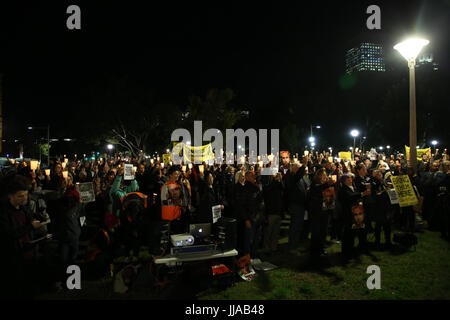 Sydney, Australia. 19 Luglio, 2017. In occasione del quarto anniversario della introduzione di offshore nei centri di detenzione introdotti da allora il Primo Ministro australiano Kevin Rudd, GetUp! Ha organizzato una cena a lume di candela nella veglia a Hyde Park per chiedere la chiusura dell'isola di Manus e Nauru offshore nei centri di detenzione e per quelli detenuti lì per essere portato in Australia. Credito: Richard Milnes/Alamy Live News Foto Stock