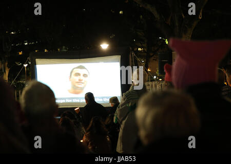 Sydney, Australia. 19 Luglio, 2017. In occasione del quarto anniversario della introduzione di offshore nei centri di detenzione introdotti da allora il Primo Ministro australiano Kevin Rudd, GetUp! Ha organizzato una cena a lume di candela nella veglia a Hyde Park per chiedere la chiusura dell'isola di Manus e Nauru offshore nei centri di detenzione e per quelli detenuti lì per essere portato in Australia. Credito: Richard Milnes/Alamy Live News Foto Stock