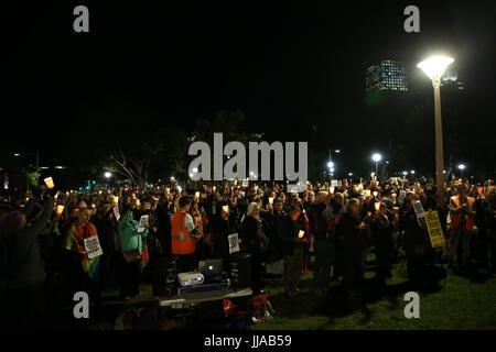 Sydney, Australia. 19 Luglio, 2017. In occasione del quarto anniversario della introduzione di offshore nei centri di detenzione introdotti da allora il Primo Ministro australiano Kevin Rudd, GetUp! Ha organizzato una cena a lume di candela nella veglia a Hyde Park per chiedere la chiusura dell'isola di Manus e Nauru offshore nei centri di detenzione e per quelli detenuti lì per essere portato in Australia. Credito: Richard Milnes/Alamy Live News Foto Stock