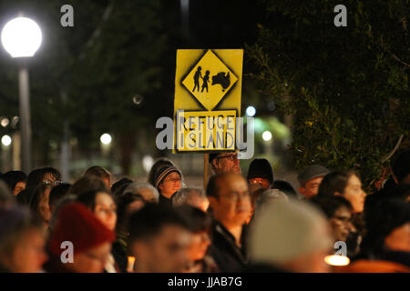 Sydney, Australia. 19 Luglio, 2017. In occasione del quarto anniversario della introduzione di offshore nei centri di detenzione introdotti da allora il Primo Ministro australiano Kevin Rudd, GetUp! Ha organizzato una cena a lume di candela nella veglia a Hyde Park per chiedere la chiusura dell'isola di Manus e Nauru offshore nei centri di detenzione e per quelli detenuti lì per essere portato in Australia. Credito: Richard Milnes/Alamy Live News Foto Stock