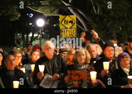 Sydney, Australia. 19 Luglio, 2017. In occasione del quarto anniversario della introduzione di offshore nei centri di detenzione introdotti da allora il Primo Ministro australiano Kevin Rudd, GetUp! Ha organizzato una cena a lume di candela nella veglia a Hyde Park per chiedere la chiusura dell'isola di Manus e Nauru offshore nei centri di detenzione e per quelli detenuti lì per essere portato in Australia. Credito: Richard Milnes/Alamy Live News Foto Stock