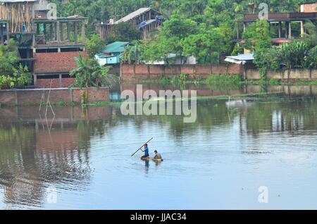 Dimapur, India. 19 Luglio, 2017. Indian uomo fila in un ripiego banana raft attraverso allagato residente a Mao colonia di Dimapur, India nord orientale di stato del Nagaland. Incessanti piogge monsoniche nella regione per effetto della normale vita causando inondazioni e frane il taglio dell'autostrada nazionale. Credito: Caisii Mao/Alamy Live News Foto Stock