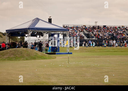 Southport, Regno Unito. 19 Luglio, 2017. Gli spettatori godono di una tranquilla giornata di umidità al Royal Birkdale Golf Club durante la 146Open Golf Championship guardando Rickie Faowler dare una lezione di golf per la TV Sky Team Credit: Motofoto/Alamy Live News Foto Stock