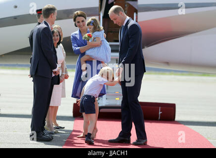 Berlino, Germania. 19 Luglio, 2017. La Gran Bretagna è il principe William, sua moglie Caterina, duchessa di Cambridge e i loro figli Prince George e la Principessa Charlotte arriva dall'aeroporto Tegel di Berlino, Germania, 19 luglio 2017. Foto: Kay Nietfeld/dpa/Alamy Live News Foto Stock