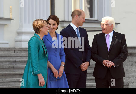 Berlino, Deutschland. 19 Luglio, 2017. Bundespräsident Frank-Walter Steinmeier (r) und seine Frau Elke Büdenbender (l) empfangen am 19.07.2017 in Berlin den britischen Prinzen William und seine Frau Herzogin Kate im Schloss Bellevue. Foto: Soeren Stache/dpa/Alamy Live News Foto Stock