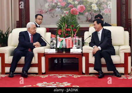 Beijing, Pechino, Cina. 19 Luglio, 2017. Il presidente palestinese Mahmoud Abbas incontra con il cinese Vice Presidente Li Yuanchao, a Pechino, in Cina, il 19 luglio 2017. Abbas è in visita ufficiale in Cina dal luglio 17-20 Credito: Thaer Ganaim APA/images/ZUMA filo/Alamy Live News Foto Stock