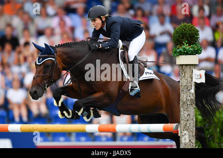 Aachen, Germania. 19 Luglio, 2017. Il tedesco mostrano il ponticello Meredith Michaels-Beerbaum sul cavallo Daisy in azione durante il Premio Europa del torneo equestre chio di Aachen, Germania, 19 luglio 2017. Foto: Uwe Anspach/dpa/Alamy Live News Foto Stock