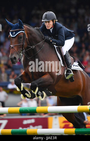 Aachen, Germania. 19 Luglio, 2017. Il tedesco mostrano il ponticello Meredith Michaels-Beerbaum sul cavallo Daisy in azione durante il Premio Europa del torneo equestre chio di Aachen, Germania, 19 luglio 2017. Foto: Uwe Anspach/dpa/Alamy Live News Foto Stock