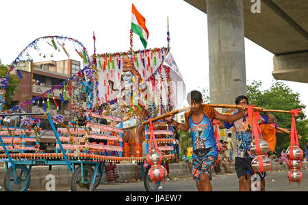 Ghaziabad, India. 19 Luglio, 2017. Kavad Yatra è un popolare annuale pellegrinaggio dei devoti di Shiva durante il monsone mesi. Pellegrini persone portare coperta acqua-potsor 'kānvars' espulso attraverso le loro spalle. Questi vasi trasportano il santo acqua dal fiume Gan Credito: Anil Ghawana/Alamy Live News Foto Stock