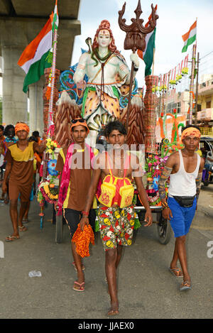 Ghaziabad, India. 19 Luglio, 2017. Kavad Yatra è un popolare annuale pellegrinaggio dei devoti di Shiva durante il monsone mesi. Pellegrini persone portare coperta acqua-potsor 'kānvars' espulso attraverso le loro spalle. Questi vasi trasportano il santo acqua dal fiume Ganga Credito: Anil Ghawana/Alamy Live News Foto Stock