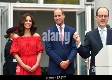 Berlino, Germania. 19 Luglio, 2017. L'Ambasciatore britannico in Germania, Sebastian legno (R), parla accanto alla Gran Bretagna il principe William e sua moglie Caterina, duchessa di Cambridge, durante la regina il compleanno Garden Party' nel giardino della residenza dell'ambasciatore britannico a Berlino, Germania, 19 luglio 2017. Foto: Jens Kalaene/dpa-Zentralbild/dpa/Alamy Live News Foto Stock