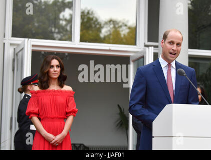 Berlino, Germania. 19 Luglio, 2017. La Gran Bretagna è il principe William parla accanto alla moglie Catherine, duchessa di Cambridge, durante la regina il compleanno Garden Party' nel giardino della residenza dell'ambasciatore britannico a Berlino, Germania, 19 luglio 2017. Foto: Jens Kalaene/dpa-Zentralbild/dpa/Alamy Live News Foto Stock