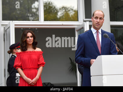 Berlino, Germania. 19 Luglio, 2017. La Gran Bretagna è il principe William parla accanto alla moglie Catherine, duchessa di Cambridge, durante la regina il compleanno Garden Party' nel giardino della residenza dell'ambasciatore britannico a Berlino, Germania, 19 luglio 2017. Foto: Jens Kalaene/dpa-Zentralbild/dpa/Alamy Live News Foto Stock