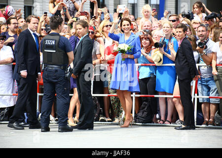 Berlino, Germania. 19 Luglio, 2017. Il principe William, duca di Cambridge e Caterina, duchessa di Cambridge adottare una procedura dettagliata presso la Porta di Brandeburgo durante la visita in Germania. Credito: Madeleine Ratz/Alamy Live News Foto Stock