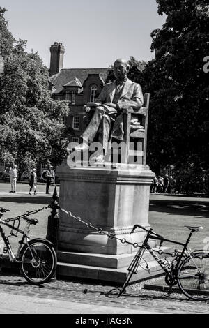 Statua di William Edward Hartpole Lecky, il Trinity College di Dublino, Irlanda Foto Stock