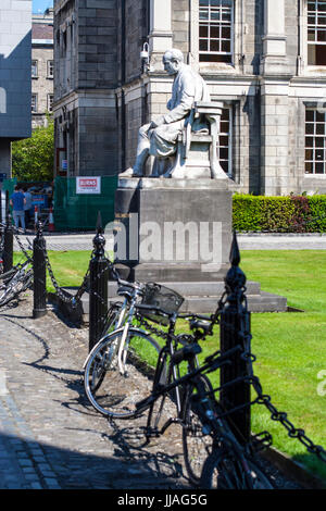 Il profilo laterale della statua di George salmone, il Trinity College di Dublino, Irlanda Foto Stock