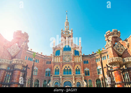 Cross-immagine elaborata dell Ospedale di Santa Croce e San Paolo contro il cielo blu e chiaro su soleggiate giornate estive, Barcellona, in Catalogna, Spagna Foto Stock