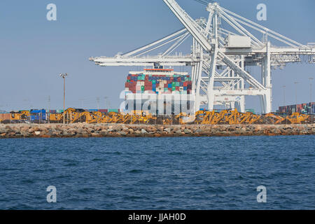 COSCO SHIPPING Container Ship, COSCO AMERICA, in fase di carico e scarico nel porto di Long Beach, Los Angeles, California, USA. Foto Stock