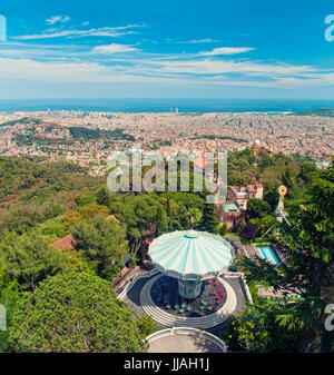 Cross-immagine elaborata di Barcellona vista città e il parco di divertimenti dalla cima del monte Tibidabo su soleggiate giornate estive, Barcellona, in Catalogna, Spagna Foto Stock