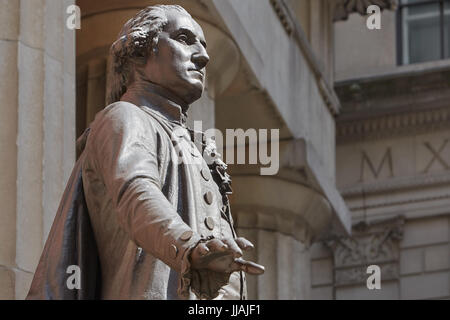 George Washington statua che si trova nella parte anteriore del Federal Hall di New York Foto Stock