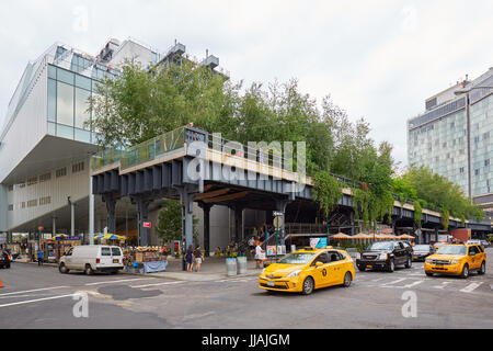 NEW YORK - 9 Settembre: Linea alta con alberi e vegetazione vista dalla strada a settembre 9, 2016 a New York. Questo è un elevato parco lineare cre Foto Stock