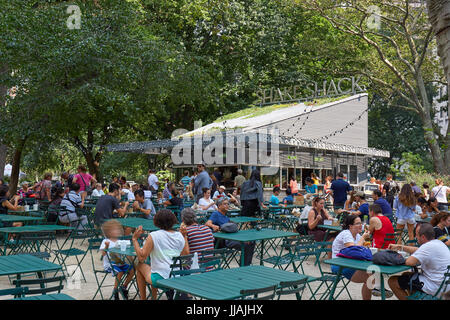 NEW YORK - 10 settembre: Shake Shack ristorante a Madison Square Park con persone sedute e tavoli all aperto in estate il 10 settembre 2016 a New York Foto Stock