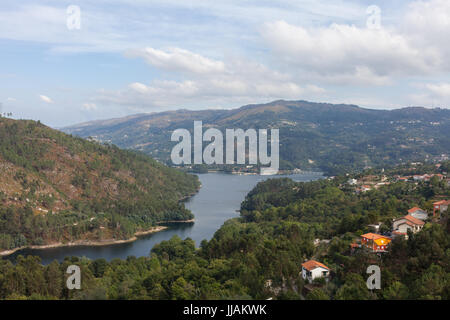 Vista del fiume Cavado - Nord del Portogallo Foto Stock