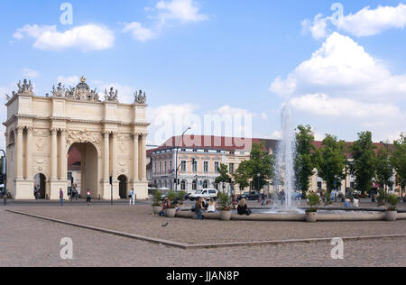 La Porta di Brandeburgo e una fontana in Luisenplatz, Potsdam, Germania Foto Stock