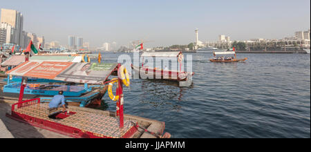 Acqua taxi e barca tradizionale (dhow) al Torrente di Dubai Emirati Arabi Uniti Foto Stock