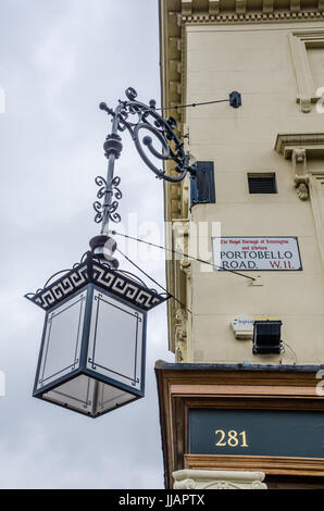 Un ornato via lampada pende formano un angolo di un edificio sul Portobello Road. Foto Stock