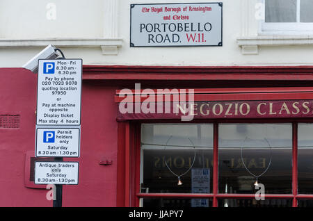 Le restrizioni per il parcheggio su Portobello Road a Notting Hill, Londra. Foto Stock