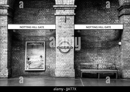 Una piattaforma vuota fino a Notting Hill gate stazione della metropolitana di Londra. Foto Stock