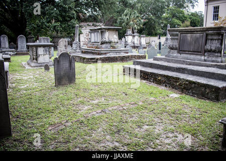 Chiesa circolare cimitero si trova dalla circolare Chiesa congregazionale. Esso è stato istituito nel 1681, il che lo rende uno dei più antichi cimiteri in SC. Foto Stock