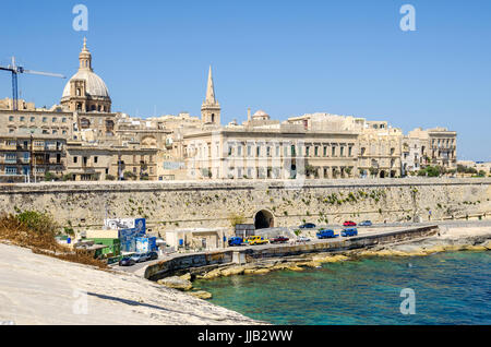 Auberge de Baviere conosciuto anche come Palazzo Carniero affacciato sulla cortina di inglese e gli ebrei" Sally porta all'entrata del porto di Marsamxett, uno Foto Stock