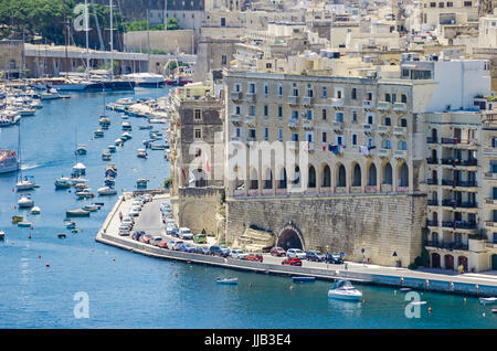 Senglea, Malta - 4 Giugno 2017: Senglea waterfront come visto dal Grand Harbour, la sua parte moderna con edifici di pietra calcarea adattato al vecchio maltese Foto Stock