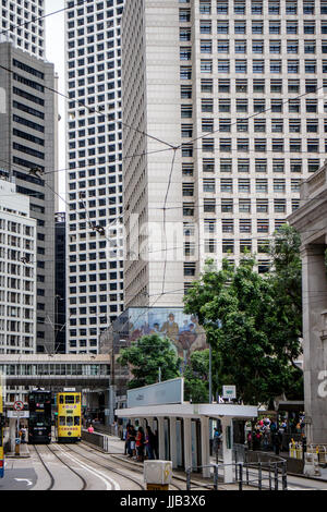 Colorate, iconico double-decker tram di hong kong presso Bank Street fermata Foto Stock