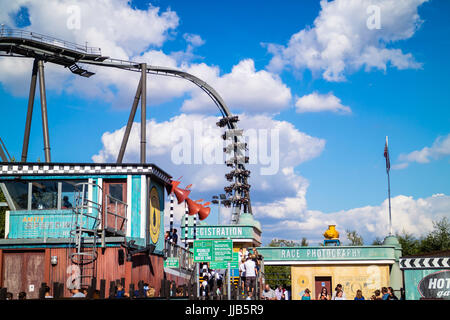 Lo sciame roller coaster ride a Thorpe Park Theme Park, Surrey, Chertsey, Inghilterra, Regno Unito. Foto Stock