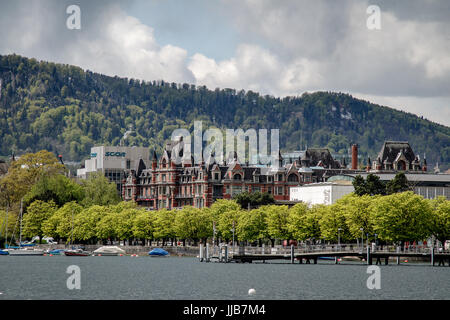 Dalla riva orientale del lago di Zurigo, la vista ovest è il centro di Zurigo e la spalla della montagna Uetliberg alle spalle. Foto Stock