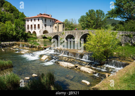 Un ponte medievale sul fiume Ulzama,Villava, Spagna, Paese Basco e Navarra, Trinidad de Arre, crogiolatevi. Camino di Santiago de Compostela. Foto Stock