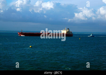 Olio greggio petroliera "affinità v' tug rallentato la sua attività solent. Foto Stock