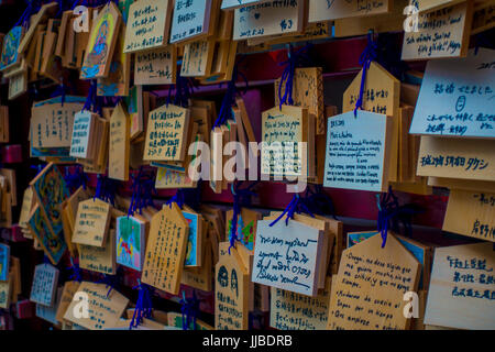 HAKONE, Giappone - Luglio 02, 2017: EMA a Kiyomizu-dera Tempio. EMA sono piccole placche in legno su cui lo Shintoismo adoratori di scrivere le loro preghiere o desideri. Foto Stock