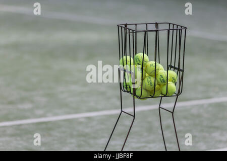 Cestino con le palle da tennis. Foto Stock
