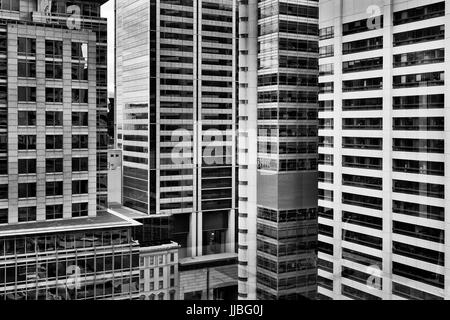 Densly costruiti edifici ad alta nella città di Sydney CBD in bianco e nero. Ad alta concentrazione di uffici commerciali e sede riflettente modalità occupato Foto Stock
