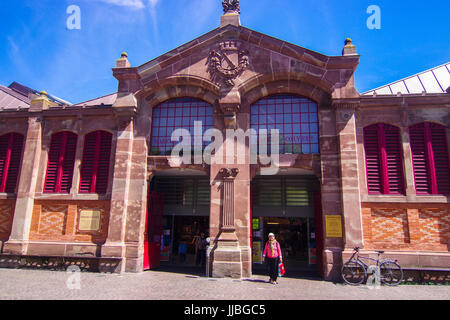 Il mercato coperto - Marché couvert, costruita in pietra e mattoni e ghisa da Colmar Alsace Francia Foto Stock